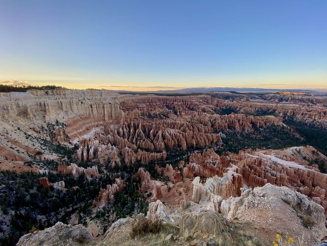  View into Bryce Canyon from the Bryce Point Trail