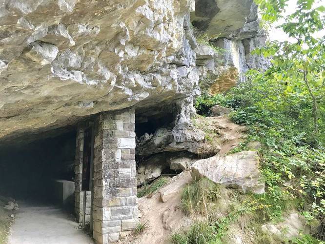 Gap Cave Trail