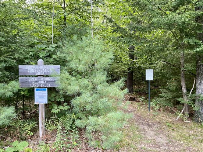 Kettle Hole Trail trailhead at Grover-Herrick Conservation Area