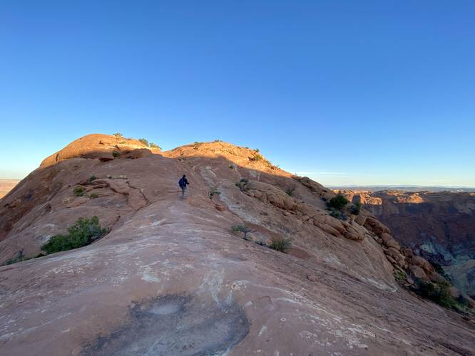 Upheaval Dome cliff drop-off with trail that ascends the bedrock